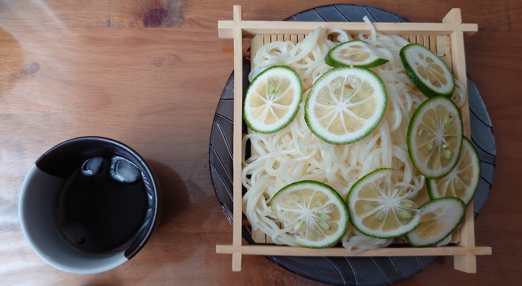 かぼすを乗せた冷たいうどん