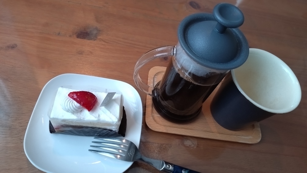 ケーキとフレンチプレスで淹れたコーヒー