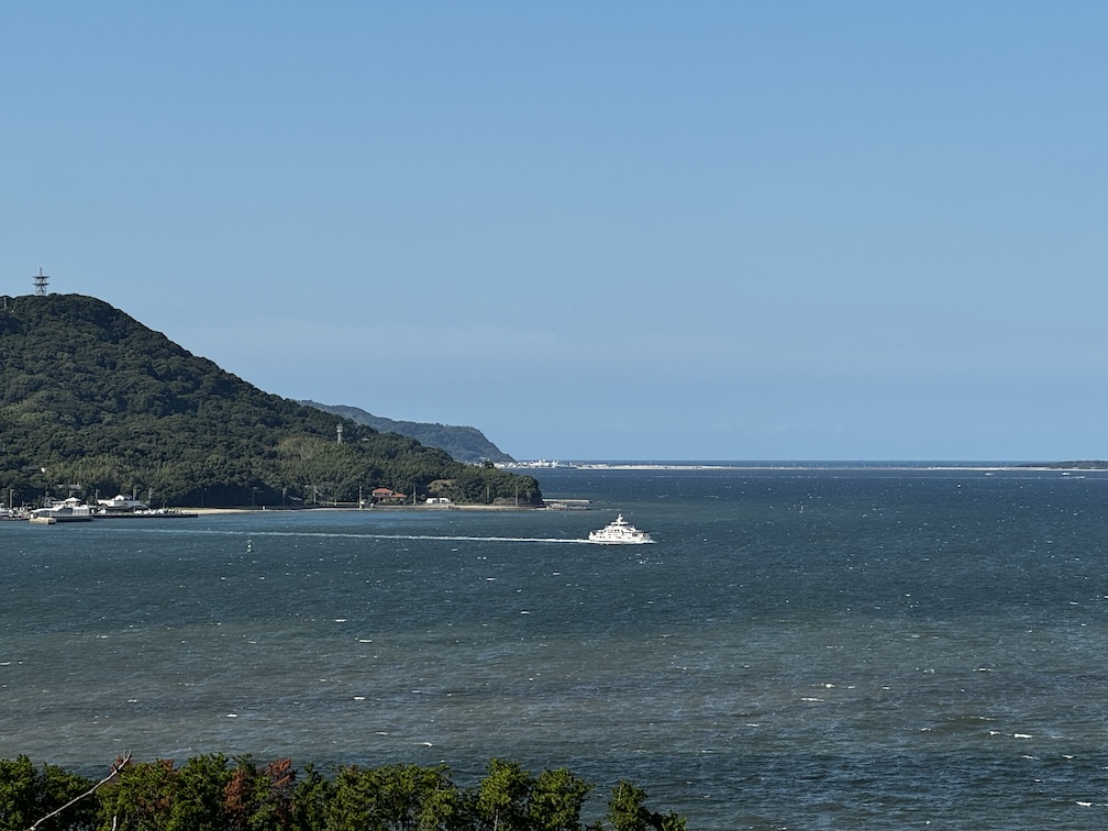 能古島から離れていく渡船