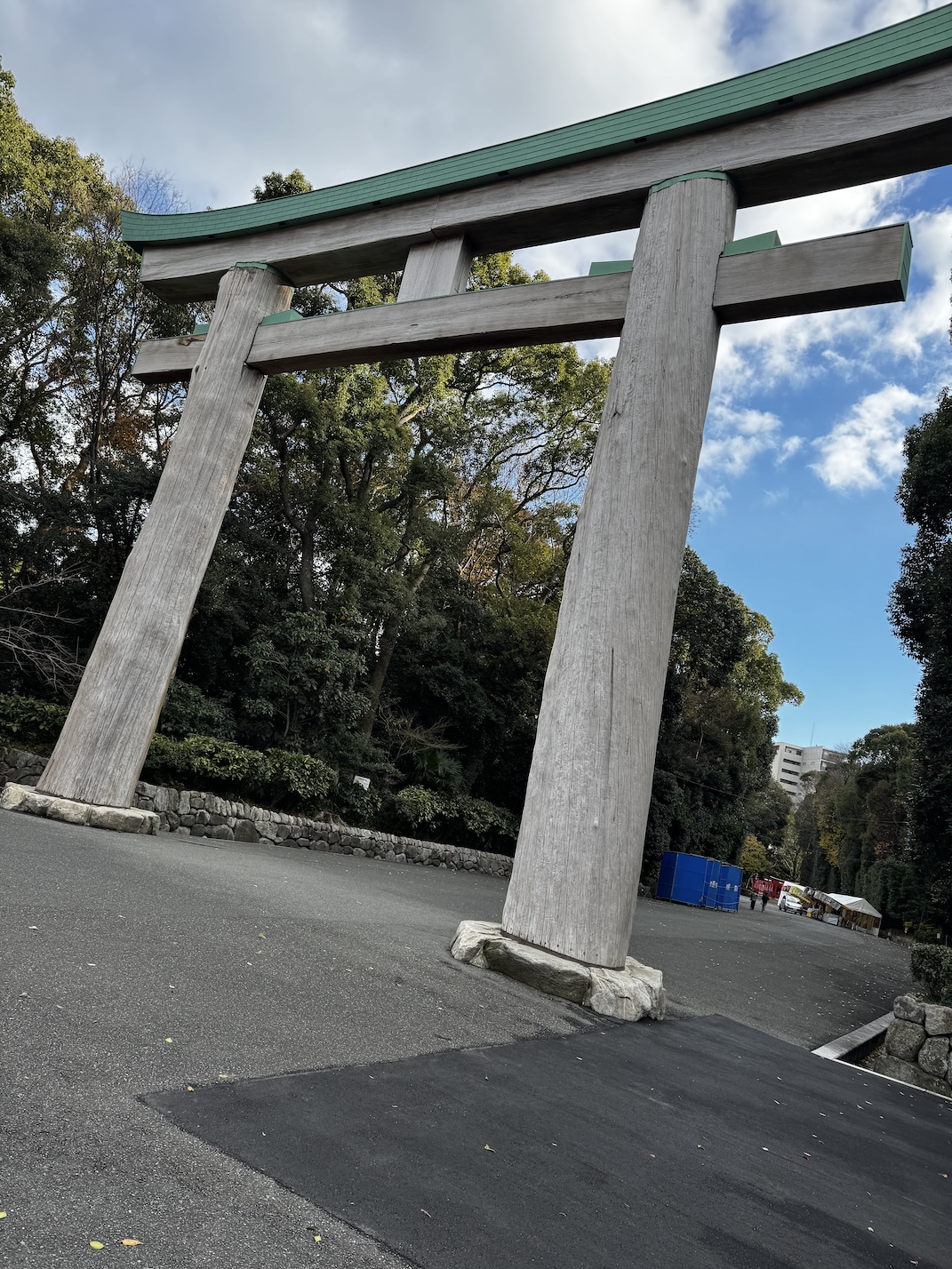 大鳥居と木々と青い空