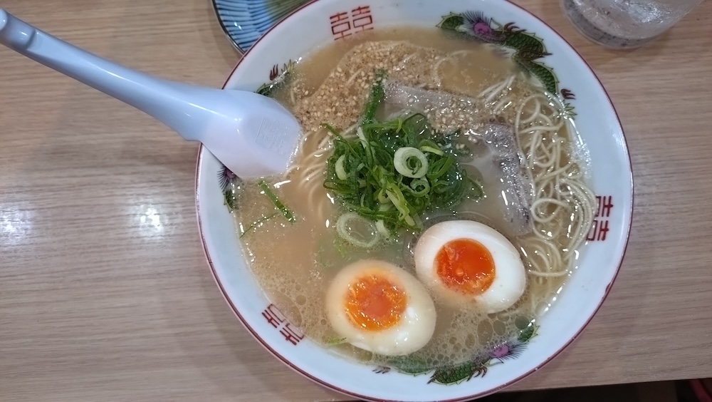 半熟のゆで卵が入った豚骨ラーメン