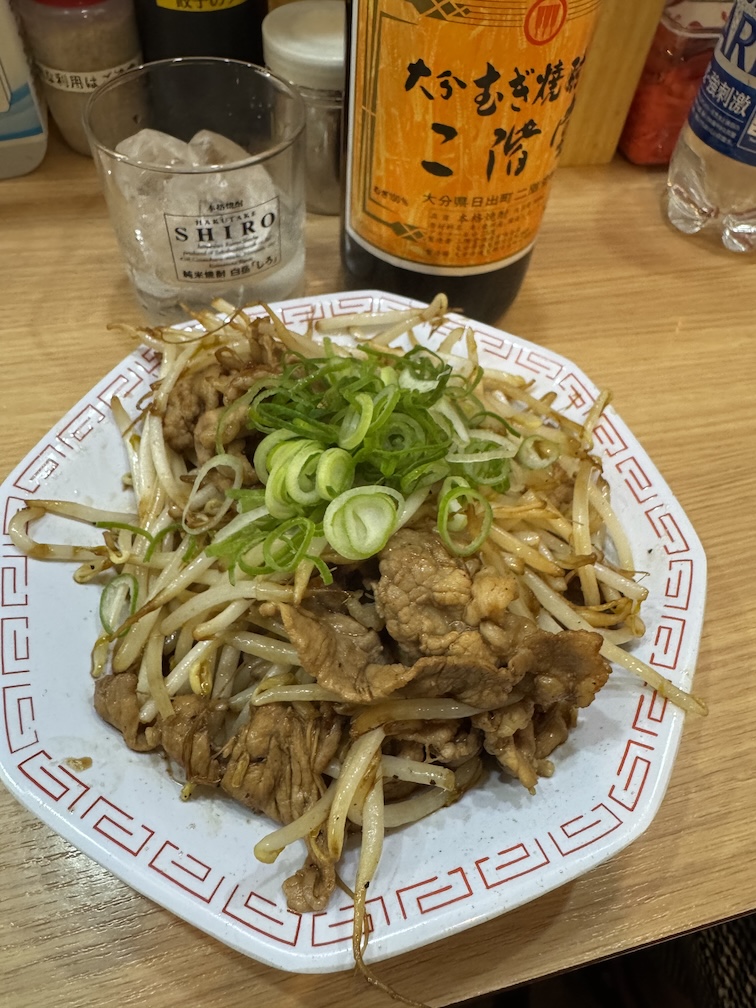 たっぷりお皿に盛られた肉もやし炒めと麦焼酎